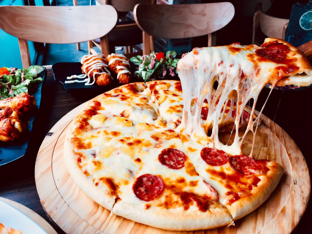 Phần pizza tại Steak Bin được trình bày đẹp mắt và hấp dẫn.