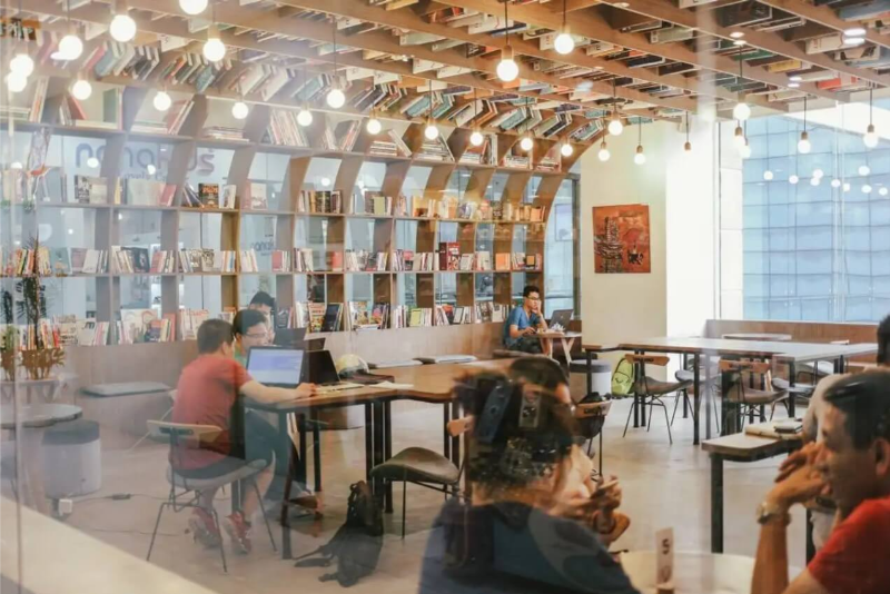 Không gian cà phê sách yên tĩnh để làm việc và học tập tại quán cafe