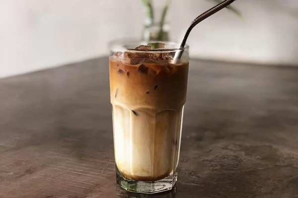 Ly bạc xỉu đá phân tầng sữa và cà phê đẹp mắt phục vụ khách tại quán cafe phường Vườn Lài