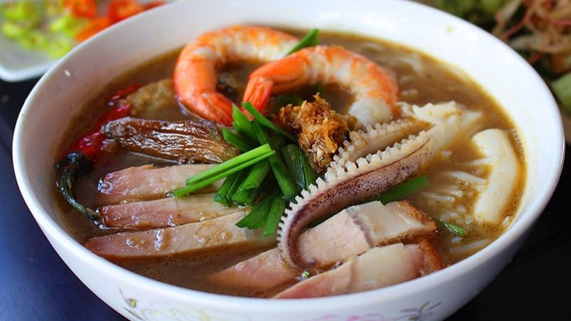Tô bún mắm miền Tây đậm đà topping tôm luộc, mực tươi, thịt heo quay và cà tím