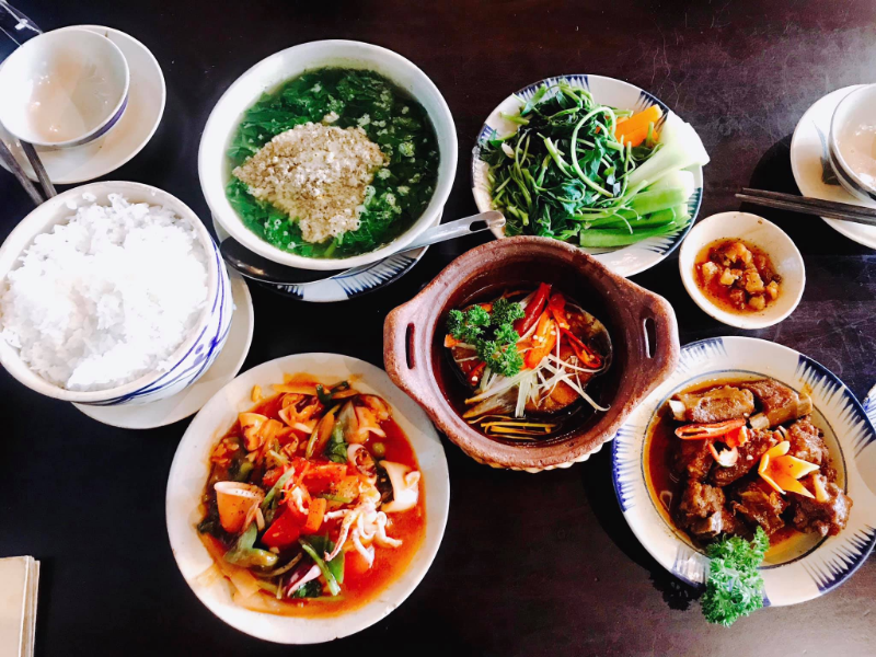 Mâm cơm gia đình thuần Việt ấm cúng và đầy đặn
