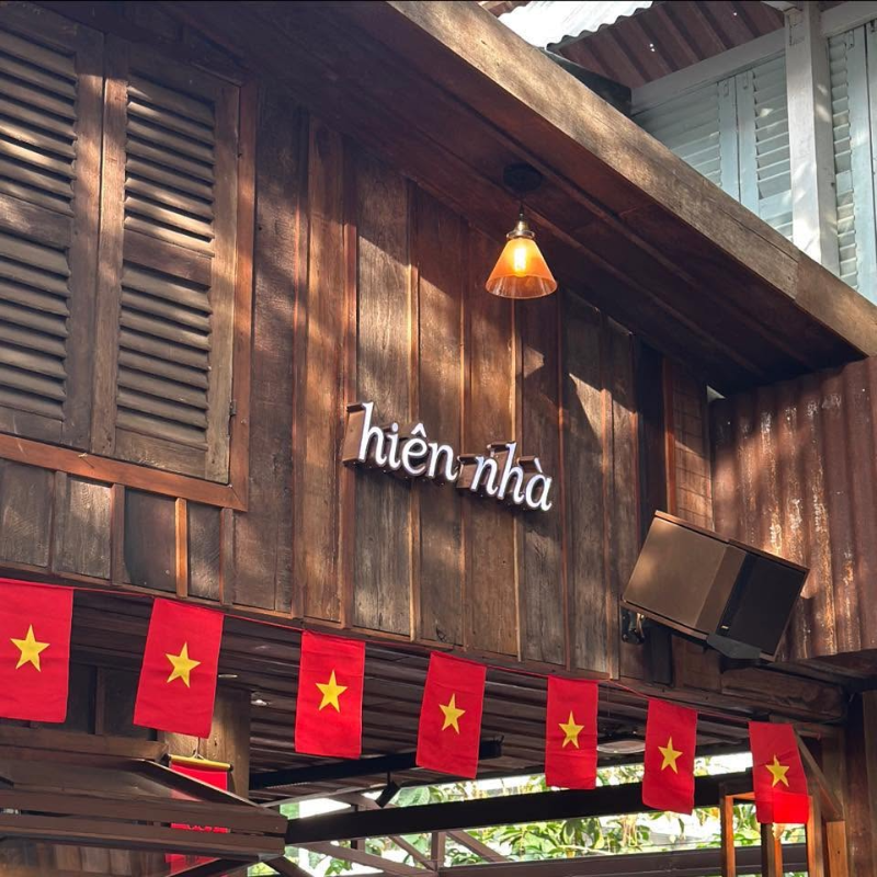 Quán cà phê Hiên Nhà mang phong cách gỗ hoài cổ trang trí cờ đỏ sao vàng