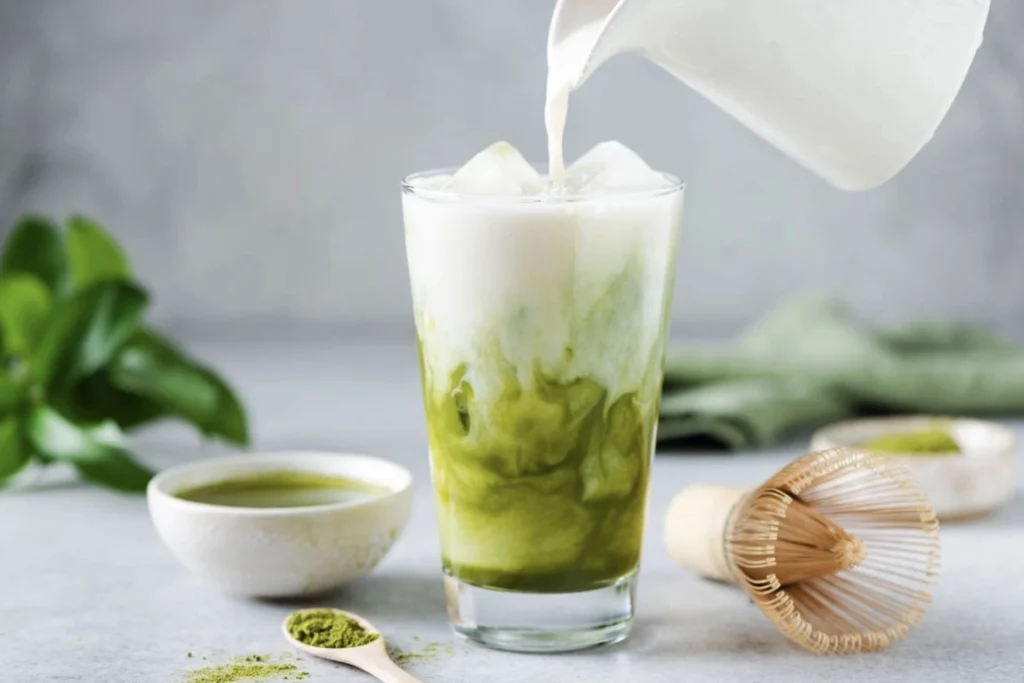 Cận cảnh quy trình pha chế ly trà xanh matcha latte nghệ thuật