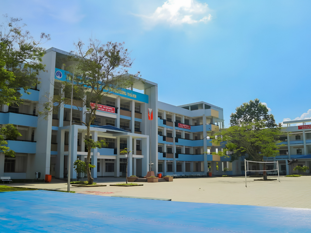 Hệ thống trường học công lập được đầu tư cơ sở vật chất khang trang, đạt chuẩn quốc gia