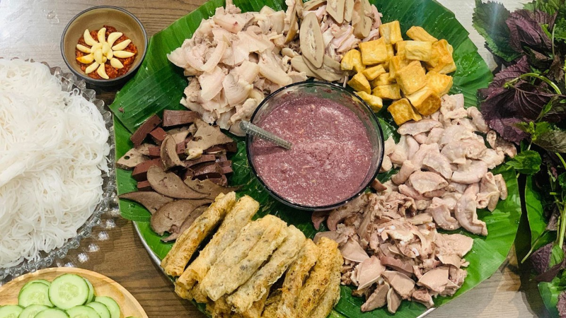 Mẹt bún đậu mắm tôm thập cẩm với dồi chả rán và thịt luộc