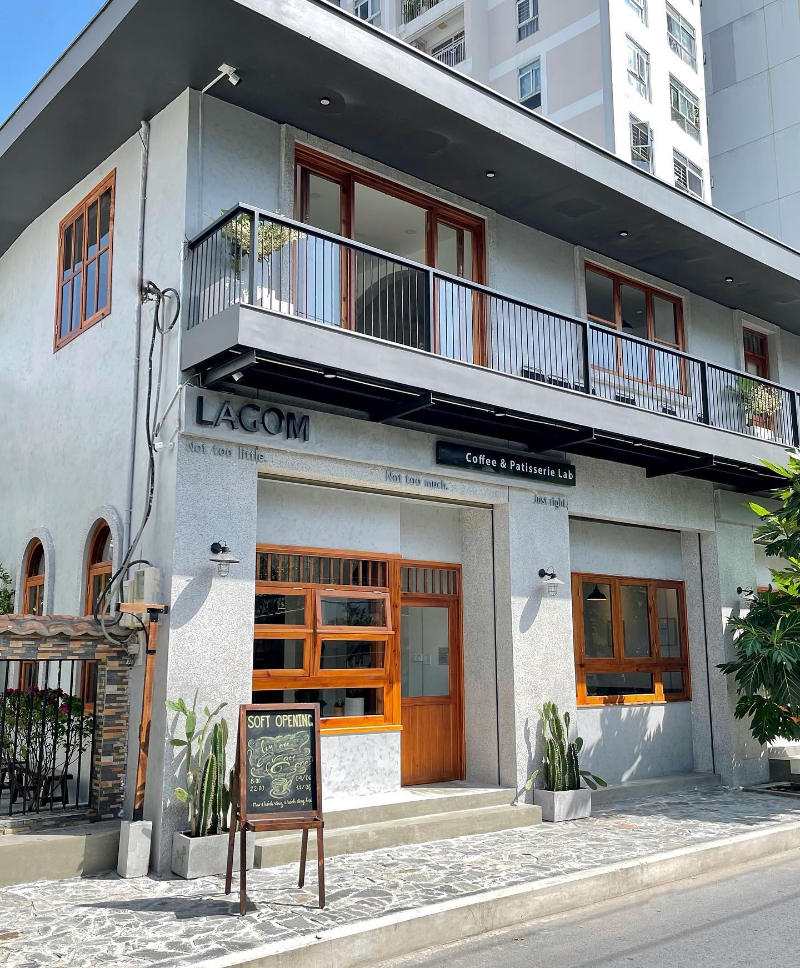 Ngoại thất quán cafe Lagom phong cách tối giản Modern pha cổ điển với khung cửa gỗ và mảng tường xám