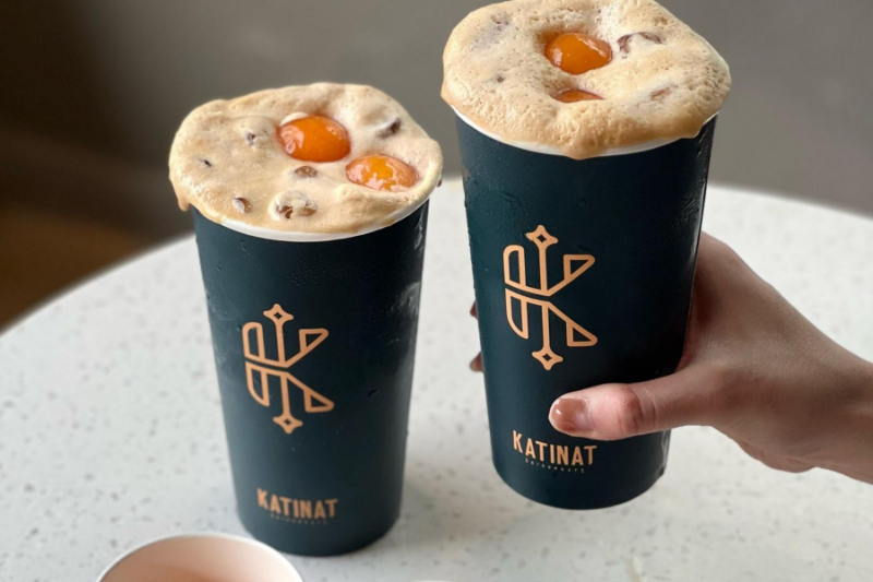 Hai ly cà phê kem trứng của KATINAT Coffee được phục vụ trong ly màu đen