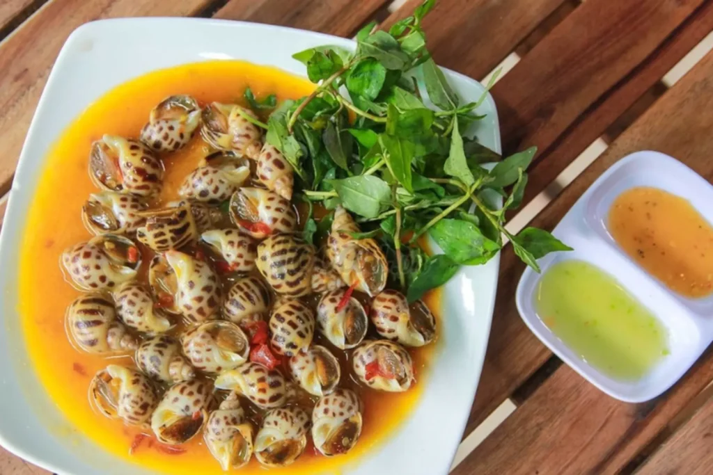 Top 15 quán ăn ngon phường Hiệp Bình đáng trải nghiệm Đĩa ốc hương xào bơ tỏi vàng ươm ăn kèm rau răm và nước chấm hải sản