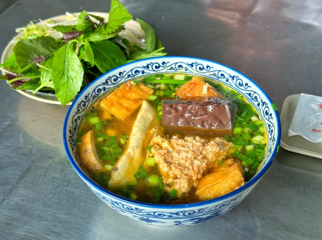 Top 15 quán ăn ngon phường Phú Thọ Hòa đáng ghé thử Tô bún riêu cua đầy đặn topping chả, huyết, đậu hũ