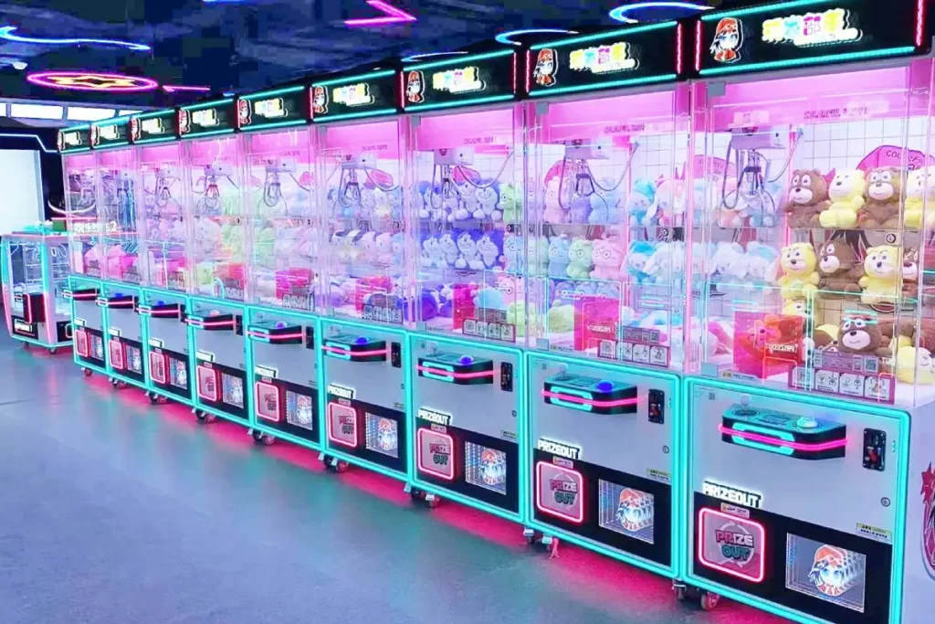 Hàng loạt máy gắp thú bông lung linh ánh đèn neon nhiều màu sắc tại trung tâm trò chơi