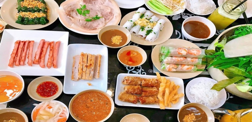 Món bánh tráng Trảng Bàng cuốn thịt heo với rau sống tươi ngon tại nhà hàng Hoàng Ty.