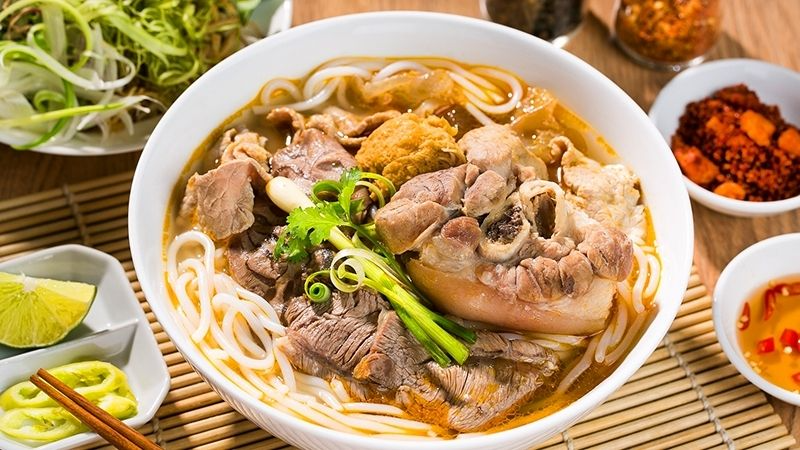 Tô bún bò Huế đầy ắp thịt nạm chả cua giò heo
