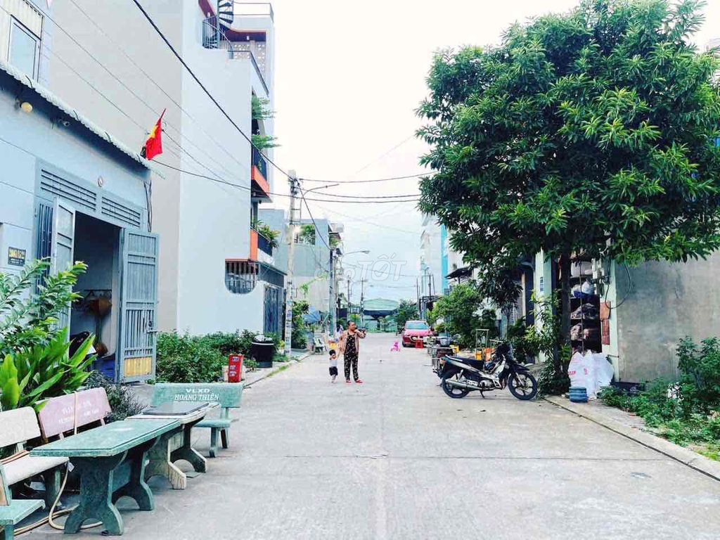 Đánh giá hệ thống tiện ích, giao thông và môi trường sống của Hóc Môn và Quận 12 để lựa chọn khu vực phù hợp.