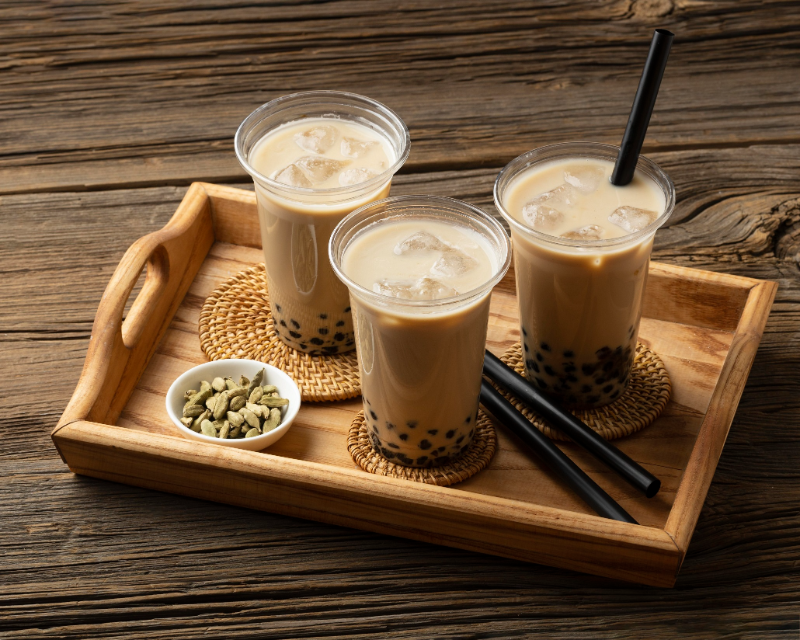 Top 15 quán cafe phường Phú Thọ Hòa có không gian cực chill Khay gỗ đựng ba ly trà sữa trân châu mát lạnh trên mặt bàn gỗ cổ điển