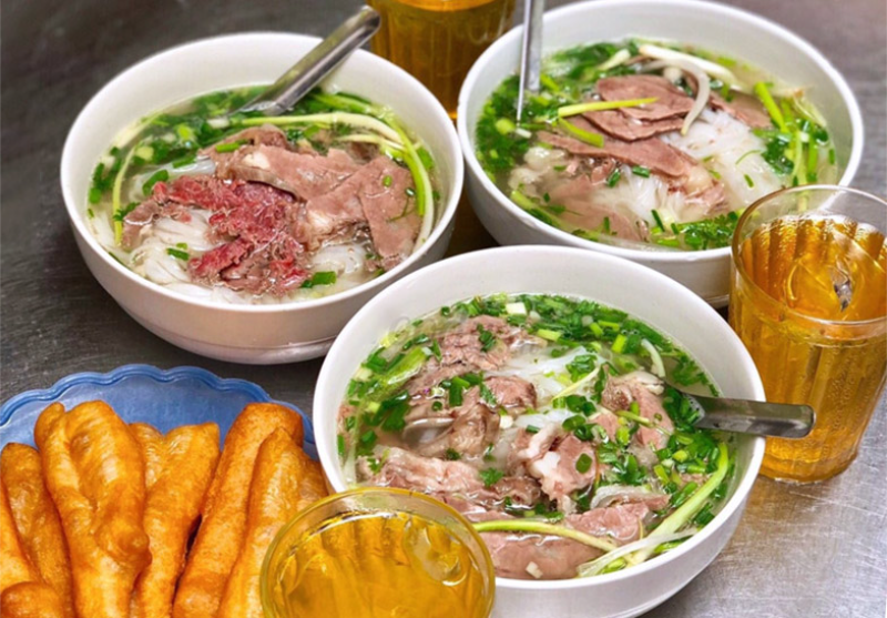 Ba tô phở bò tái nạm bốc khói ăn kèm quẩy giòn và trà đá