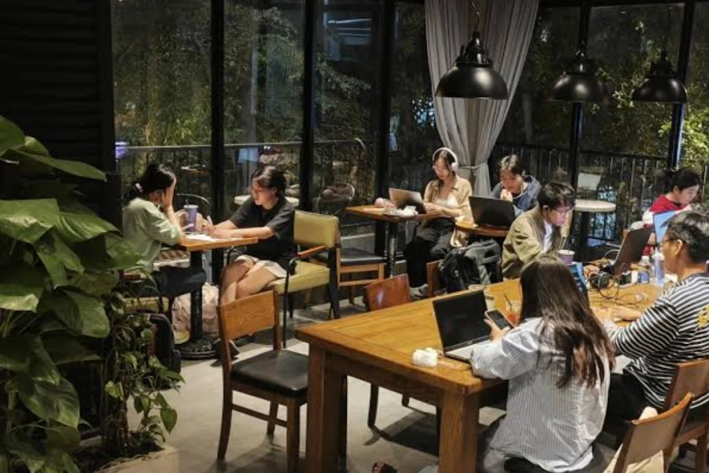 Lựa chọn vị trí ngồi khoa học và tự trang bị thêm tai nghe