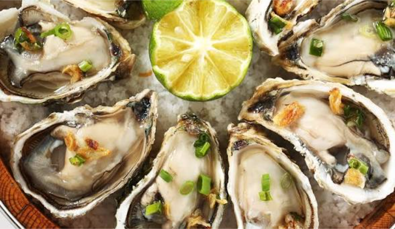 Đĩa hàu nướng mỡ hành hành phi thơm phức vắt chanh mọng nước