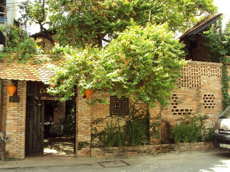 Mặt tiền quán Cõi Xưa Cafe với kiến trúc gạch mộc và nhiều cây xanh