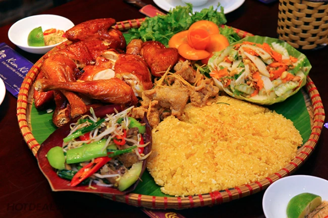 Top 15 quán ăn ngon phường Phú Thạnh đáng thử sau sáp nhập Một mẹt xôi cháy gà quay được bày trên mẹt tre lót lá chuối, đi kèm với rau sống, nộm và bát nước chấm