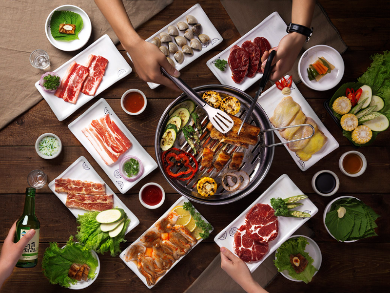 Top 15 quán ăn ngon phường Tây Thạnh dành cho tín đồ ẩm thực Bàn tiệc nướng Hàn Quốc ngập tràn các khay thịt bò, thịt heo tươi ngon và rau củ nướng bếp than