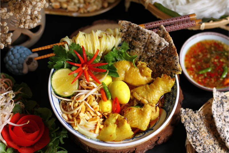 Tô mì quảng full topping với bánh đa, thịt và trứng cút