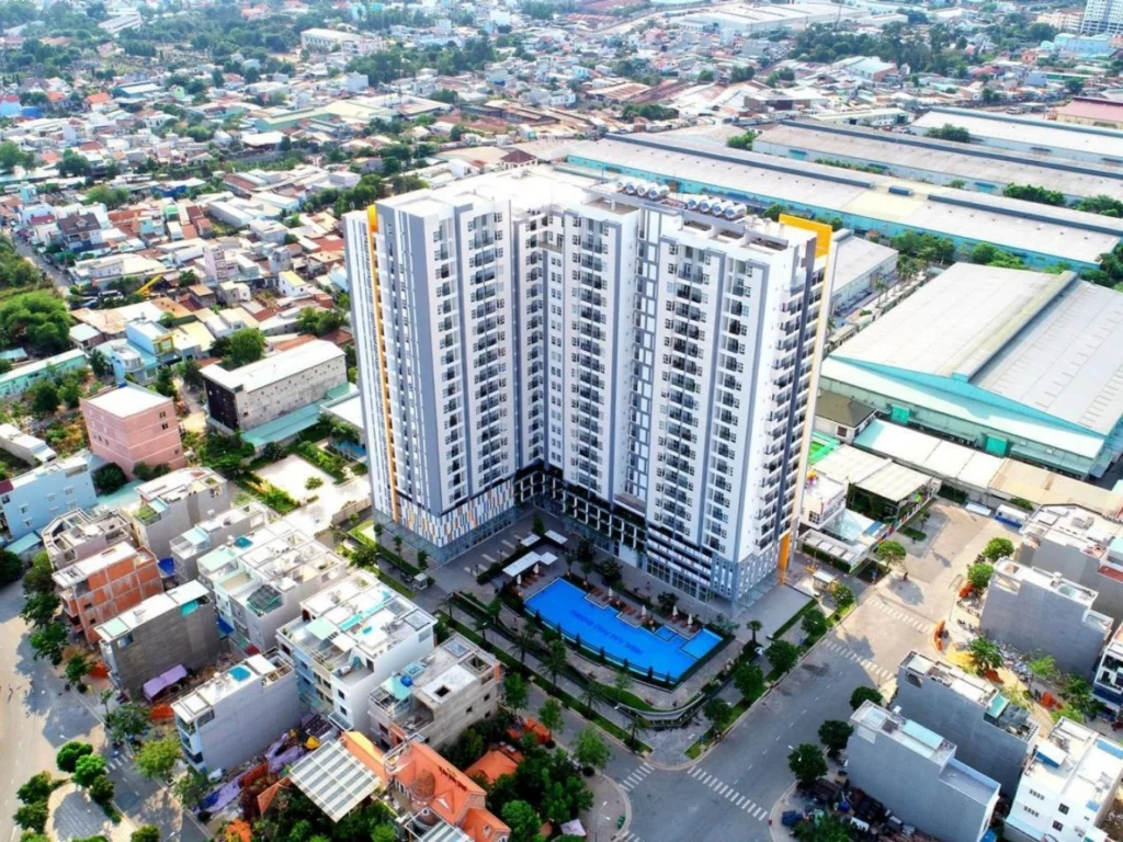 Tiện ích hồ bơi xanh mát và quy hoạch cảnh quan nội khu nhìn từ trên cao