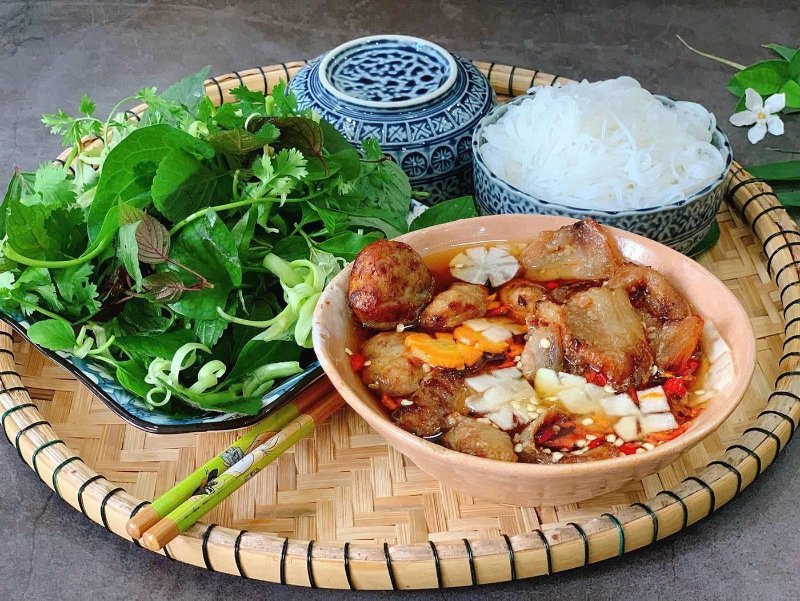 Mẹt bún chả Hà Nội gồm chả nướng, bún tươi và đĩa rau sống xanh mướt