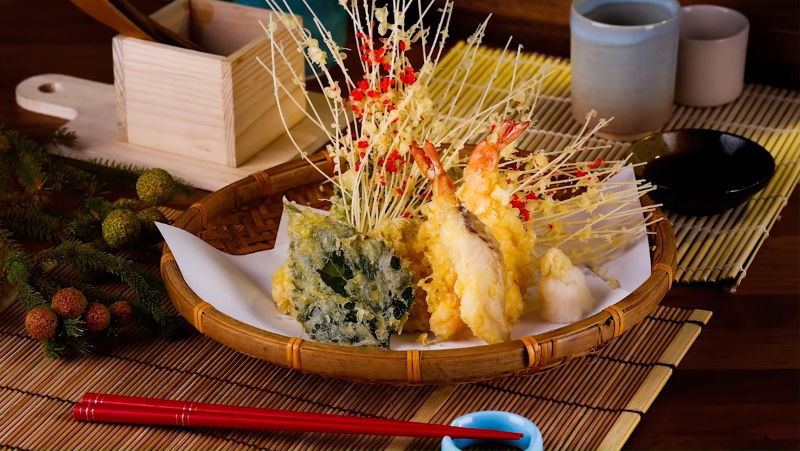 Đĩa tôm và rau củ chiên xù Tempura Nhật Bản trang trí đẹp mắt