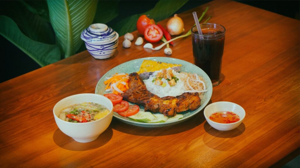 Thực đơn hấp dẫn tại quán ăn ngon phường Cầu Kiệu với các món Việt được chế biến tinh tế và trình bày đẹp mắt.