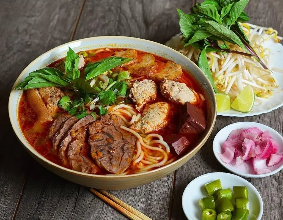 Tô bún bò Huế nước dùng đỏ cam đậm đà đầy đặn nạm bò, chả cua và huyết heo