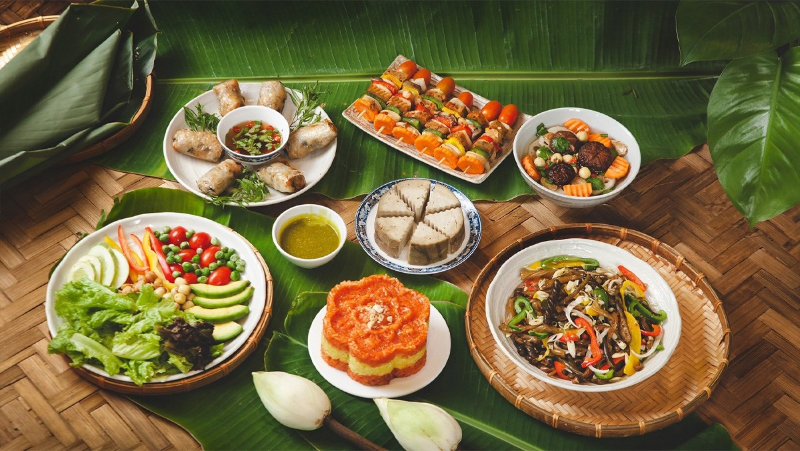 Bàn tiệc món chay với gỏi, chả cuốn, rau củ và các món ăn truyền thống