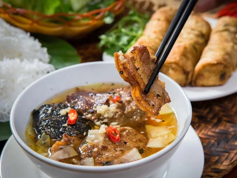 Tô bún chả Hà Nội với thịt nướng đậm đà và nem rán giòn rụm
