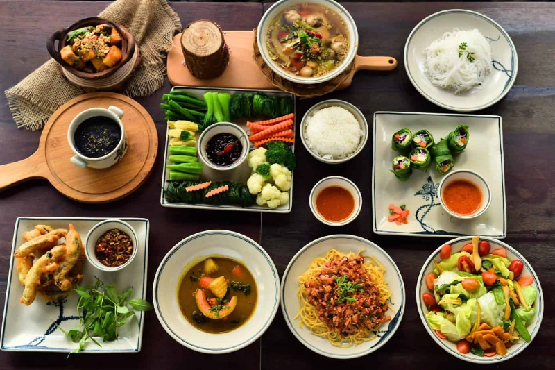 Chơi gì ở phường Tân Sơn Hòa? Top 9 điểm giải trí nên ghé Mâm cơm chay gồm salad, mì Ý, rau củ luộc, súp và các món cuốn