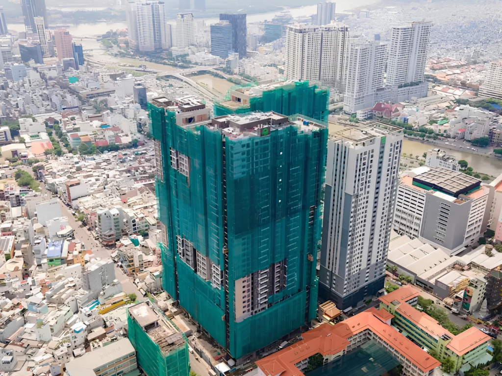 Toàn cảnh công trường dự án The Grand Manhattan kết nối trực tiếp với các trục đường hướng tâm và vành đai lớn