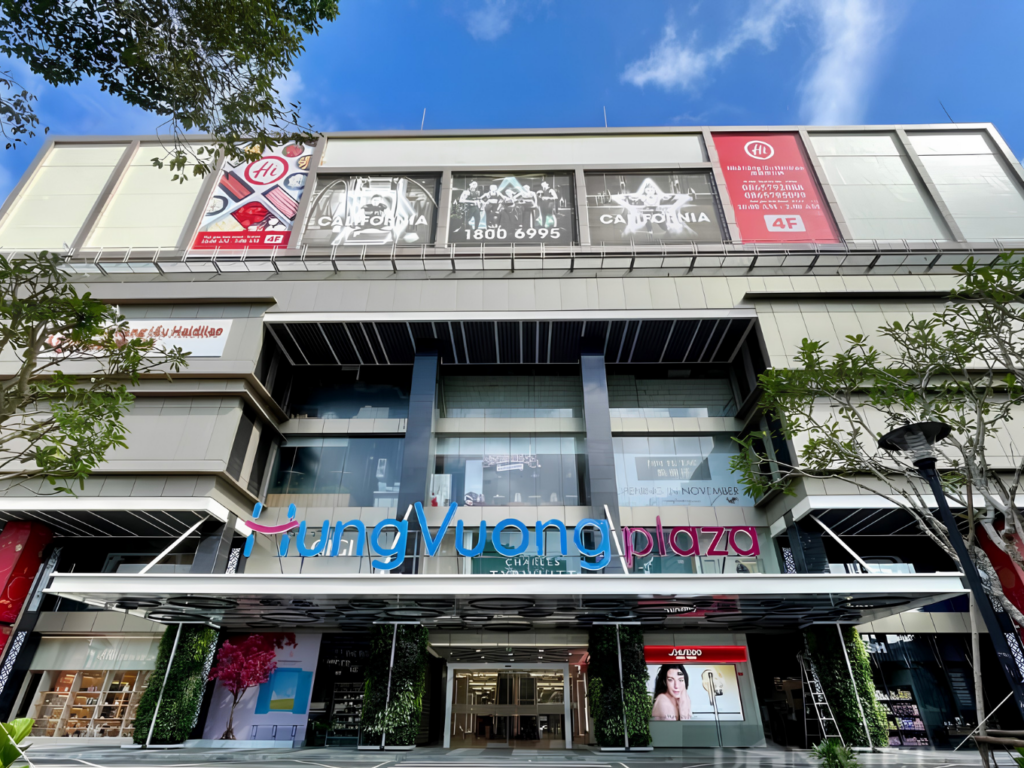 Hùng Vương Plaza là một trong những trung tâm thương mại và giải trí lớn nằm gần dự án Tản Đà Court