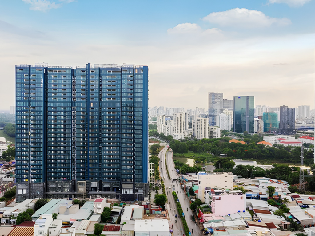 Dự án tọa lạc tại vị trí kết nối trực tiếp với các trục đường huyết mạch, giúp cư dân dễ dàng di chuyển sang các khu vực lân cận
