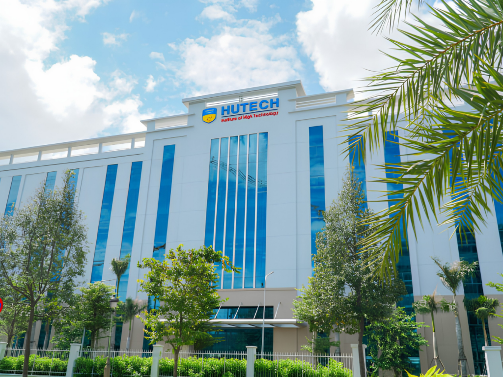 Trường Đại học HUTECH nằm sát dự án, góp phần tạo nên môi trường giáo dục và tri thức sầm uất bao quanh