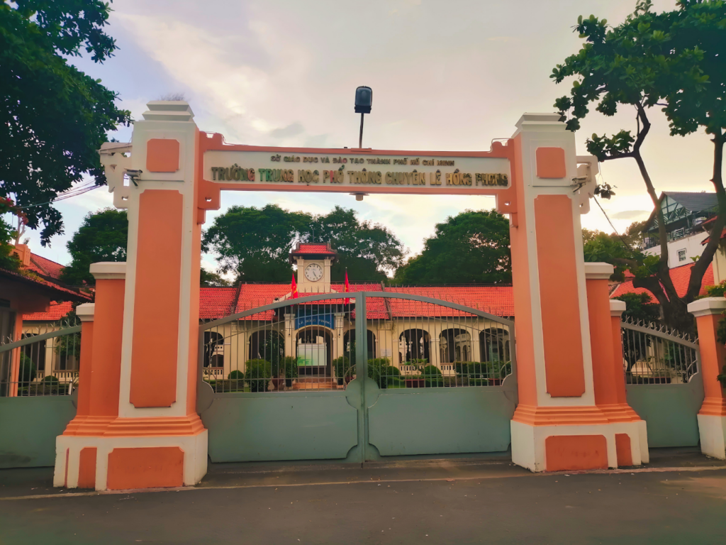 Trường THPT Chuyên Lê Hồng Phong là một trong những trường trung học hàng đầu nằm gần dự án
