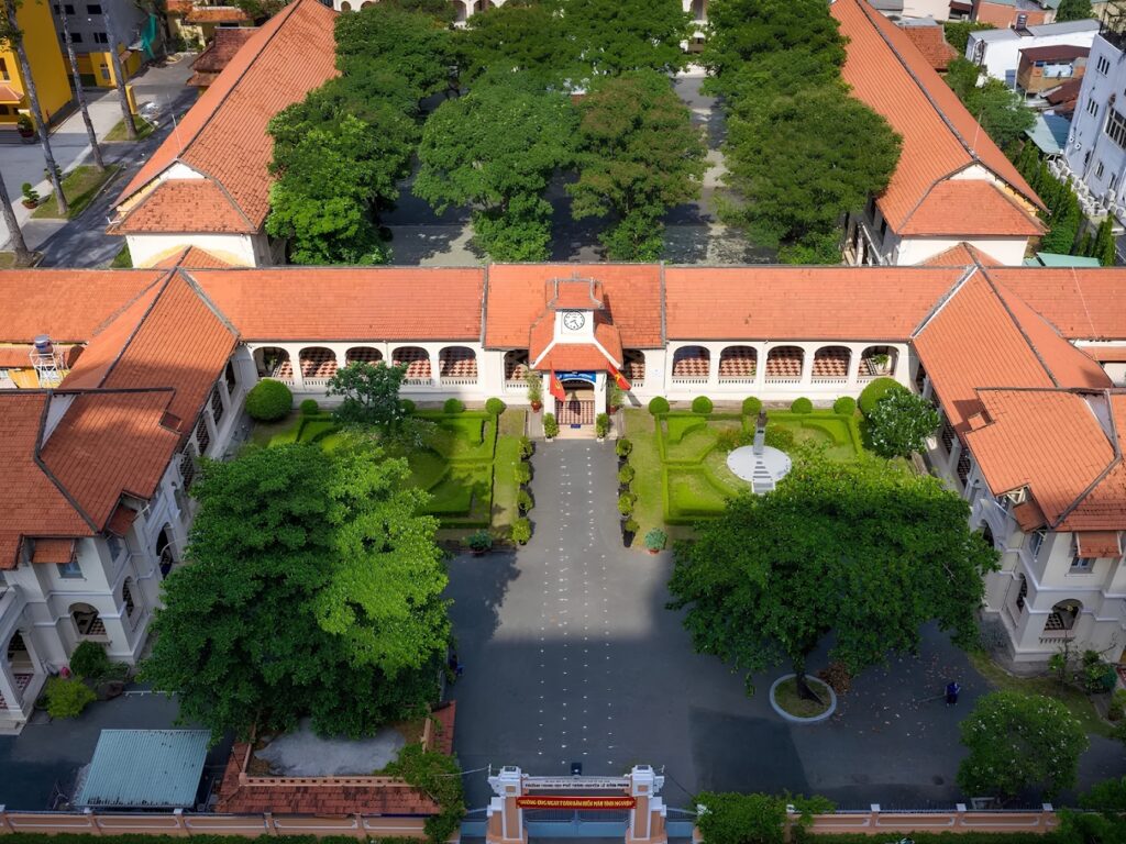 Trường THPT Chuyên Lê Hồng Phong là một trong những trường học danh tiếng kề cận dự án