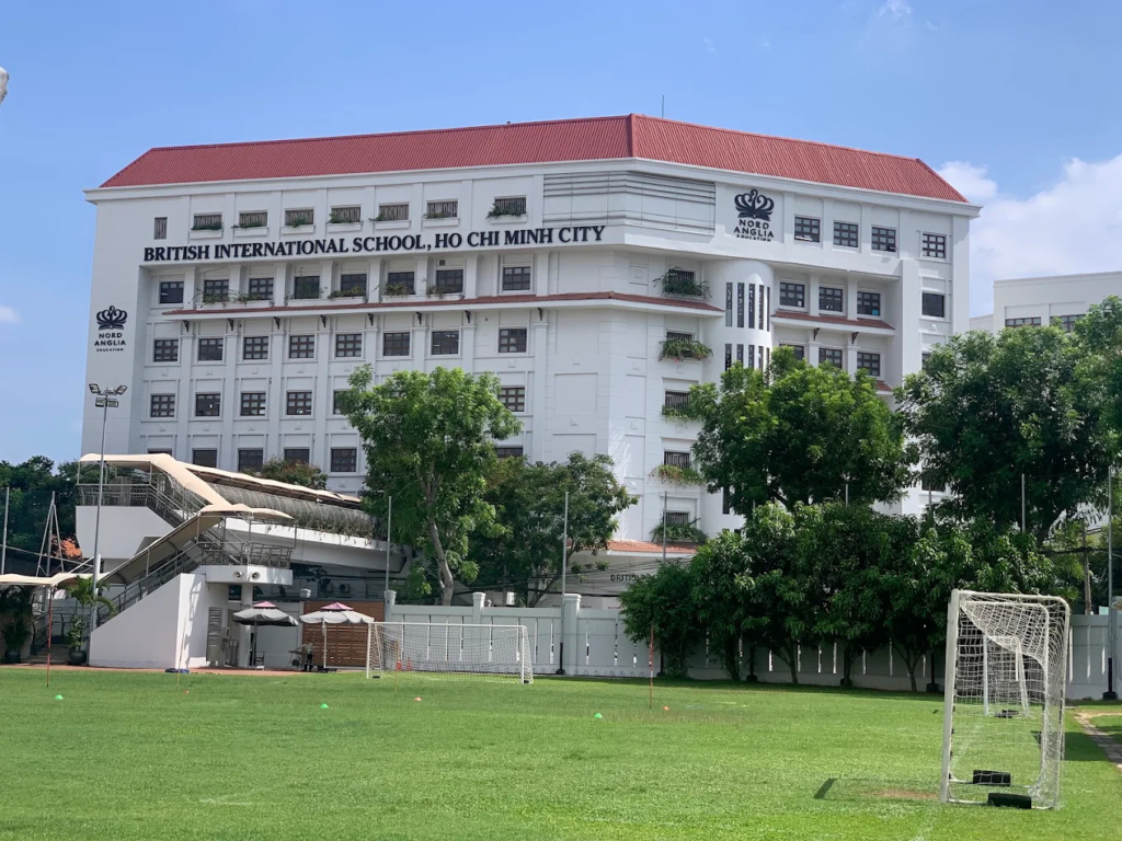 Trường Quốc tế British International School (BIS) nằm kề bên, đáp ứng môi trường giáo dục chuẩn quốc tế cho cư dân