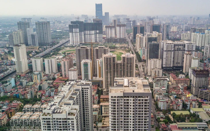 Người dân tìm hiểu chính sách giá đất mới khi mua bán bất động sản