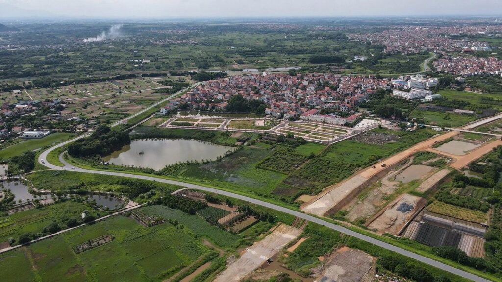 Đề xuất áp thuế cao đối với đất bỏ hoang nhằm tăng chi phí nắm giữ đất, hạn chế đầu cơ và khuyến khích đưa đất vào sử dụng hiệu quả.