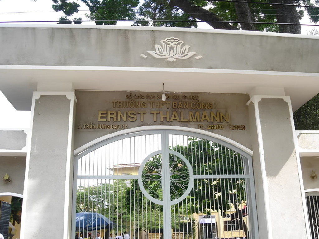 Trường THPT Ernst Thälmann (Ten Lơ Man) trên đường Trần Hưng Đạo nằm gần dự án, thuận tiện cho việc học tập của học sinh
