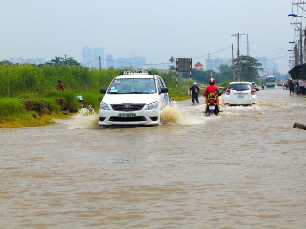 Kinh nghiệm lái xe qua vùng nước lụt 