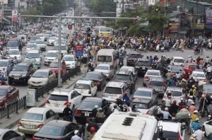 Cách lái xe ô tô trong thành phố đông dân cư an toàn