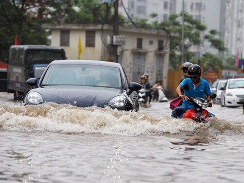 Kinh nghiệm lái xe đi qua vùng nước lụt an toàn mà bạn cần biết