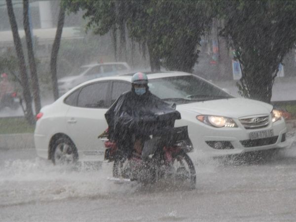 Làm sao để lái xe an toàn khi trời mưa bão?
