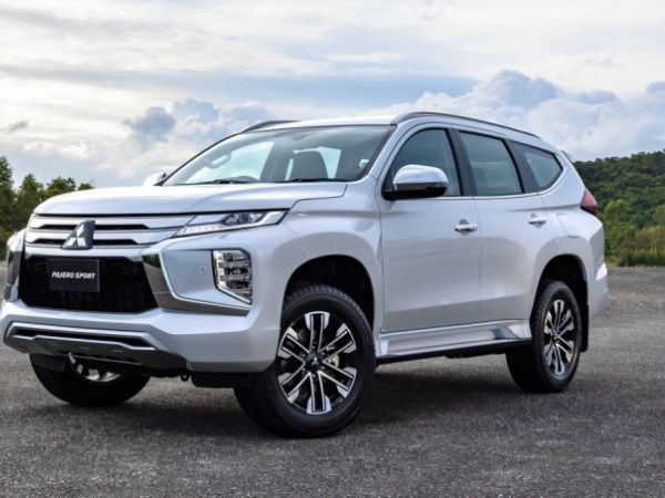 Pajero Sport có khung gầm và thân xe cứng vững, hệ thống treo tối ưu cho cả vận hành onroad và offroad