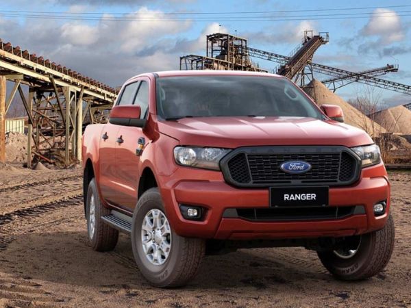 "Vua bán tải" Ford Ranger với giá vừa phải là một trong những chiếc xe ô tô địa hình thích hợp cho người mới chơi offroad