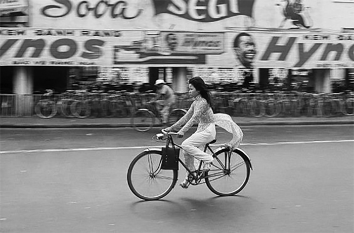 Hình ảnh những cô gái trong tà áo thướt tha trên con xe đạp cổ thời Pháp